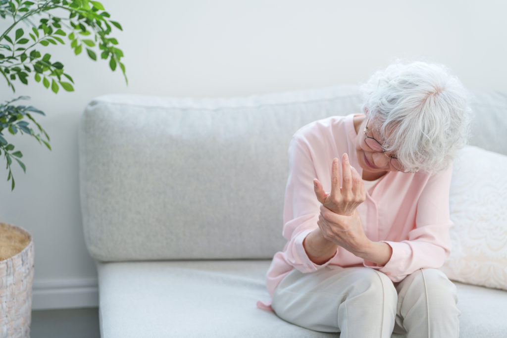 【理学療法士が解説】脳梗塞後の手の麻痺 ~正しい知識とケア~