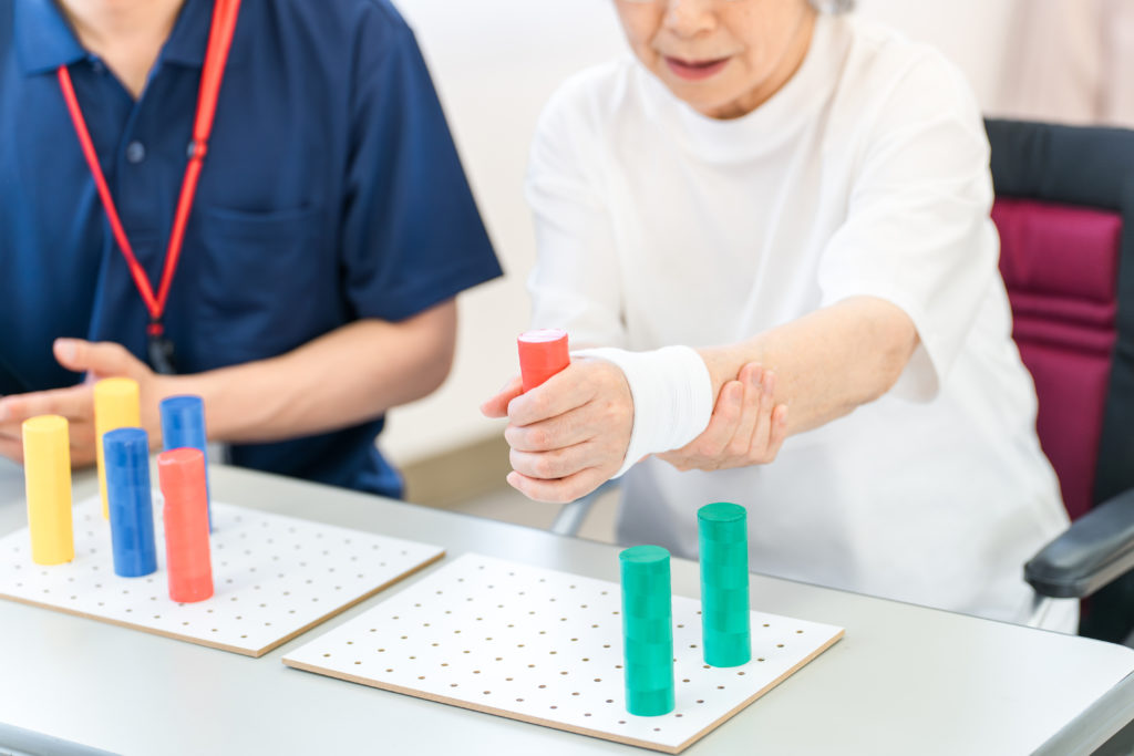 【理学療法士が解説】脳卒中の家族を介護するためのコツ~腰痛と心の持ち方~