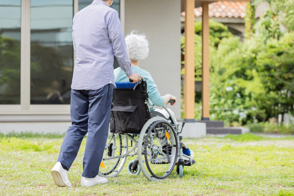 【理学療法士が解説】脳卒中の家族を介護するためのコツ~腰痛と心の持ち方~